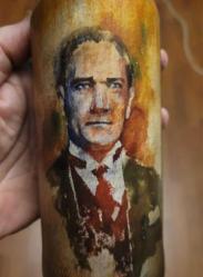 ŞİŞE ÜZERİNE ATATÜRK RESMİ ÇALIŞMASI.