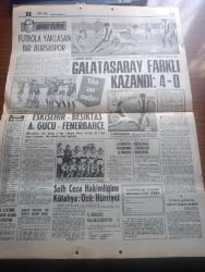 Hürriyet Gazetesi - Turkish Newspaper - 30 Aralık 1973 - Naim Talu başbakanlık görevine devam edecek - Fahri Korutürk'le görüşen Başbakan kabine için temaslara başlayacak - İsmet İnönü'nün heykelini parçalanmış ve başsız olarak bulduk - işte İsmet İnönü heykelinin bugünkü durumu Fotoğrafı - iki elin bomboş kaldı diyen Mevhibe İnönü televizyonu seyrettikçe ağladı - Taksim meydanı'na dikilecek İsmet İnönü heykeli bir barakada parçalar halindeydi Fotoğrafı - bu heykeli dünyaca ünlü heykeltraş Rudolf Belling yapmıştı - Ali Esin'e göre hava durumu - serbest kürsü herkese söz hakkı yöneten Tahsin Öztin - İzmir milletvekili Şinasi Osma üniversite mezunlarına askerlik yapmadan devlet dairesinde iş verilmeli dedi - Paris'te yakalanan 10 Türk'ün kimlikleri hala Türkiye'ye bildirilmedi - Türkiye Halk Kurtuluş Cephesi Savaşçıları - Aydın'da bir belediye başkanlık seçimi iptal edildi 20 kişi gözaltında - Bursa'da bir caddeye İnönü adı verilmesi teklifine AP ve Milli Selamet Partililer karşı çıktı