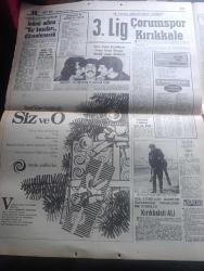 Hürriyet Gazetesi - Turkish Newspaper - 27 Aralık 1973 - İsmet İnönü Son Defa Meclis'te - Önceki Gün Hayata Gözlerini Yuman İsmet İnönü Yaşantısı Boyunca İyi Bir Aile Reisi Olarak Tanınmıştı - İsmet İnönü Eşi Mevhibe İnönü İle Birlikte Fotoğraf - TBMM'deki Katafalk Önünden Saygı Geçişi Bugün Başlayacak - İsmet İnönü Atatürk İle Karşı Karşıya Yatacak - İsmet İnönü İçin Yarın Yapılacak Cenaze Törenine Katılmak İçin İllerden Heyetler Geliyor - İsmet İnönü'nün Cenaze Töreni TV'den Naklen Verilecek - İsmet İnönü'yü Tanıyanlar O'nu Anlattı - CHP Genel Başkanı Bülent Ecevit - İsmet İnönü'nün Ölüm Haberini Alınca Ağlamaya Başlayan Osman Bölükbaşı - Pembe Köşk'te Artık Hüzün Var - Mevhibe İnönü İsmet Paşa'ya 45 Yıl Her Sabah İnsülin Yaptı - Bütün Dünya Radyo Ve TV'leri Haberi Yayınlarını Keserek Verdi - Çağın En Büyük Devlet Adamlarından Biri Öldü - Acı Tütün Yazan Necati Cumalı Yazı Dizisi - Tarkan Kurt Kanı Yazan Ve Çizen Sezgin Burak - İsmet İnönü adına kır koşuları düzenlenecek - Mevlana