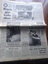 Hürriyet Gazetesi - Turkish Newspaper - 29 Ekim 1973 - Cumhuriyetin 50. Yılı - 4 ülke devlet başkanının Hürriyet aracılığıyla Türk milletine 50. Yıl mesajı fotoğraflar - Hürriyet'in 50. Yıl armağanı Türk ünlüleri heykel müzesi açıldı fotoğraf - Ankara'da Cumhuriyet Bayramı törenleri - Mısır Türkiye'den Amerikan uçakları için bilgi istedi - liderlerle görüşen Bülent Ecevit demokratik rejimi aksatmadan yürüteceğiz dedi fotoğraf - Süleyman Demirel rejim işledikçe problem çözülür dedi - 50. Yılda Türk işçisinin dev eseri Boğaz Köprüsü açılıyor fotoğraf - köprüden geçecek otobüslerin güzergahı belli oldu - Boğaz köprüsü'nün kuralları - cumhuriyetin 10. Yıl şenlikleri 3 gün 3 gece sürmüştü Fotoğrafı - 10. Yıl marşı - ölüme meydan okuyan artistler John Wayne Douglas Fairbanks Burt Lancester Fotoğraflar - televizyonda bugün - bir devrin romanı yazan Halide Nusret Zorlutuna Yazı Dizisi - Cumhuriyetimizin 50. Yılın sebebi ile Süleymaniye Camisinde mahya Fotoğrafı - tekel binasında sigara kulesi
