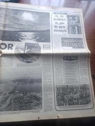 Hürriyet Gazetesi - Turkish Newspaper - 29 Ekim 1973 - Cumhuriyetin 50. Yılı - 4 ülke devlet başkanının Hürriyet aracılığıyla Türk milletine 50. Yıl mesajı fotoğraflar - Hürriyet'in 50. Yıl armağanı Türk ünlüleri heykel müzesi açıldı fotoğraf - Ankara'da Cumhuriyet Bayramı törenleri - Mısır Türkiye'den Amerikan uçakları için bilgi istedi - liderlerle görüşen Bülent Ecevit demokratik rejimi aksatmadan yürüteceğiz dedi fotoğraf - Süleyman Demirel rejim işledikçe problem çözülür dedi - 50. Yılda Türk işçisinin dev eseri Boğaz Köprüsü açılıyor fotoğraf - köprüden geçecek otobüslerin güzergahı belli oldu - Boğaz köprüsü'nün kuralları - cumhuriyetin 10. Yıl şenlikleri 3 gün 3 gece sürmüştü Fotoğrafı - 10. Yıl marşı - ölüme meydan okuyan artistler John Wayne Douglas Fairbanks Burt Lancester Fotoğraflar - televizyonda bugün - bir devrin romanı yazan Halide Nusret Zorlutuna Yazı Dizisi - Cumhuriyetimizin 50. Yılın sebebi ile Süleymaniye Camisinde mahya Fotoğrafı - tekel binasında sigara kulesi