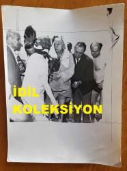 TÜRKİYE CUMHURİYETİ 2. CUMHURBAŞKANI İSMET İNÖNÜ'NÜN ORİJİNAL BÜYÜK BOY FOTOĞRAFI - 24 x 18 cm EBADINDA - İSMET İNÖNÜ DENİZDE YÜZÜP ÇIKTIKTAN SONRA KURULANIRKEN ÇEKİLMİŞ BİR KARE