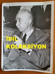 TÜRKİYE CUMHURİYETİ 2. CUMHURBAŞKANI İSMET İNÖNÜ'NÜN ORİJİNAL BÜYÜK BOY FOTOĞRAFI (NET KALİTEDE İLK BASIM) - 24 x 18 cm EBADINDA - İSMET İNÖNÜ PARMAĞIYLA İŞARET YAPARAK KONUŞURKEN YAKINDAN ÇEKİLMİŞ NET KALİTEDE BİR FOTOĞRAF... ÖZEL ARŞİV!