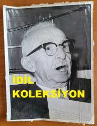 TÜRKİYE CUMHURİYETİ 2. CUMHURBAŞKANI İSMET İNÖNÜ'NÜN ORİJİNAL BÜYÜK BOY FOTOĞRAFI - 24 x 18 cm EBADINDA - İSMET İNÖNÜ KONUŞURKEN YAKINDAN ÇEKİLMİŞ BİR KARE