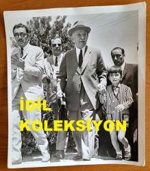 TÜRKİYE CUMHURİYETİ 2. CUMHURBAŞKANI İSMET İNÖNÜ'NÜN ORİJİNAL BÜYÜK BOY FOTOĞRAFI - 21 x 18 cm EBADINDA - İSMET İNÖNÜ TORUNUNUN ELİNDEN TUTUP YÜRÜRKEN ÇEKİLMİŞ NET KALİTEDE BİR FOTOĞRAF... ÖZEL ARŞİV!