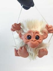 Vintage Rauls Happy Gang Salıncakta Maymun Gonk Troll Bebek Oyuncak Figür İngiltere Yapımı 1960'lar. Tüyleri Tavşan Tüyü.