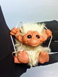 Vintage Rauls Happy Gang Salıncakta Maymun Gonk Troll Bebek Oyuncak Figür İngiltere Yapımı 1960'lar. Tüyleri Tavşan Tüyü.