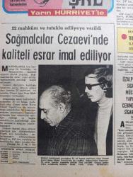 Hürriyet Gazetesi - Turkish Newspaper - 27 Ocak 1973 - Cumhurbaşkanı kim olacak - Adalet Partisi Cumhuriyet Halk Partisi ve Demokrat Parti sürenin uzatılmasına karşı - Bülent Ecevit meclis görevini yapacaktır dedi - Sağmalcılar cezaevinde kaliteli esrar imal ediliyor - esrarı nakletmek suçundan 30 yıl hapse mahkum olan Alman turist Hans Dieter Goachi Fotoğrafı - gümrük ve tekel Bakanı Haydar Özalp kaçak sigara ile mücadeleyi yapanların cebinde kaçak sigara var dedi - Almanlar erkek ve kadın seks sembolü seçti Fotoğrafı - Vietnam'da ateşkes Bugün 3 ayrı törenle imzalanıyor - Paris'te son tango filmi için yargılanan Marlon Brando 3 yıla kadar hapsolacak - Tarkan yazan ve çizen Sezgin Burak - geriye bakmayacağım yazan ve çizen Faruk Geç - Deri İş'te toplu sözleşme imzalandı lokavt ve grev kaldırıldı - Jacqueline Onassis'in çıplak fotoğraflarının müstehcen olmadığına mahkeme karar verdi - Türk İş'in kurduğu işçi sitesi için tahkikat açıldı - protestocu şarkıcılar Joan Baez ve Bob Dylan