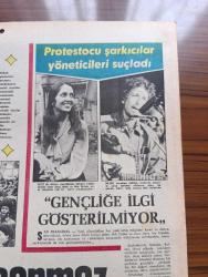 Hürriyet Gazetesi - Turkish Newspaper - 27 Ocak 1973 - Cumhurbaşkanı kim olacak - Adalet Partisi Cumhuriyet Halk Partisi ve Demokrat Parti sürenin uzatılmasına karşı - Bülent Ecevit meclis görevini yapacaktır dedi - Sağmalcılar cezaevinde kaliteli esrar imal ediliyor - esrarı nakletmek suçundan 30 yıl hapse mahkum olan Alman turist Hans Dieter Goachi Fotoğrafı - gümrük ve tekel Bakanı Haydar Özalp kaçak sigara ile mücadeleyi yapanların cebinde kaçak sigara var dedi - Almanlar erkek ve kadın seks sembolü seçti Fotoğrafı - Vietnam'da ateşkes Bugün 3 ayrı törenle imzalanıyor - Paris'te son tango filmi için yargılanan Marlon Brando 3 yıla kadar hapsolacak - Tarkan yazan ve çizen Sezgin Burak - geriye bakmayacağım yazan ve çizen Faruk Geç - Deri İş'te toplu sözleşme imzalandı lokavt ve grev kaldırıldı - Jacqueline Onassis'in çıplak fotoğraflarının müstehcen olmadığına mahkeme karar verdi - Türk İş'in kurduğu işçi sitesi için tahkikat açıldı - protestocu şarkıcılar Joan Baez ve Bob Dylan