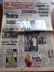 Hürriyet Gazetesi - Turkish Newspaper - 26 Ocak 1973 - Adalet Partisi ortak grubunda Süleyman Demirel konuştu devletin başına seçimle gelinir - sıkıyönetim 9 ilde 2 ay daha uzatıldı - Zonguldak ve Sakarya'da sıkıyönetim kaldırıldı - meclisten notlar - Savaş bitti ama Kuzey Vietnam pazar gününe kadar taarruzu sürdürecek - Onassis'in oğlunun uçağı sabotaj sonucu mu düştü fotoğraf - et balık kurumunda greve gidilecek - Kıbrıs'ta görüşmeler bugün başlıyor - Rauf Denktaş yeni bir kriz eşindeyiz Fotoğrafı - Good Year'de anlaşma oldu - Nihat Erim'in annesi Macide Erim vefat etti - televizyonu tenkit eden 4 saatlik açık oturum ilgiyle izlendi - Tarkan yazan ve çizen Sezgin Burak - geriye bakmayacağım yazan ve çizen Faruk Geç - OMO daha beyaz yıkar - test formda mısınız - Ana Baba Okulu - bizimkiler çizen Sezgin Burak - Dedektif Nik karikatür - sinirlilik ve yorgunluğa karşı en iyi ilaç Banyo - Türk Ticaret Bankası - bulmaca - püf noktası hazırlayan Leyla Soykut - Golden dikiş makineleri