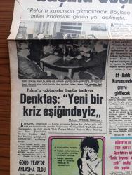 Hürriyet Gazetesi - Turkish Newspaper - 26 Ocak 1973 - Adalet Partisi ortak grubunda Süleyman Demirel konuştu devletin başına seçimle gelinir - sıkıyönetim 9 ilde 2 ay daha uzatıldı - Zonguldak ve Sakarya'da sıkıyönetim kaldırıldı - meclisten notlar - Savaş bitti ama Kuzey Vietnam pazar gününe kadar taarruzu sürdürecek - Onassis'in oğlunun uçağı sabotaj sonucu mu düştü fotoğraf - et balık kurumunda greve gidilecek - Kıbrıs'ta görüşmeler bugün başlıyor - Rauf Denktaş yeni bir kriz eşindeyiz Fotoğrafı - Good Year'de anlaşma oldu - Nihat Erim'in annesi Macide Erim vefat etti - televizyonu tenkit eden 4 saatlik açık oturum ilgiyle izlendi - Tarkan yazan ve çizen Sezgin Burak - geriye bakmayacağım yazan ve çizen Faruk Geç - OMO daha beyaz yıkar - test formda mısınız - Ana Baba Okulu - bizimkiler çizen Sezgin Burak - Dedektif Nik karikatür - sinirlilik ve yorgunluğa karşı en iyi ilaç Banyo - Türk Ticaret Bankası - bulmaca - püf noktası hazırlayan Leyla Soykut - Golden dikiş makineleri