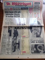 Hürriyet Gazetesi - Turkish Newspaper - 6 Aralık 1970 - Yüksekkaldırımlı Bernie Confeld güzel sevgilisi Vicki'yi boğmaya kalktı Fotoğrafı - adam başına yıllık gelir bakımından dünya 78. düştük - beğenmediğimiz İsrail eski vilayetlerimiz Libya Tunus Cezayir bizi geçtiler - kara kış başladı - adam başına yıllık gelire göre ülkelerin sıralanışı - Türkiye bu sıralamada 56. Sırada - işçilerimiz 1976'da Avrupa'da serbestçe çalışabilecekler - maaş almayan binlerce memur var - mide bastırmakta pahalandı simit 50 kuruş Fotoğrafı - Hadiye Baki karnım acıkmıştı diyerek pahalı simit'ten dert yandı Fotoğrafı - Tarkan yazan ve çizen Sezgin Burak - Başlık yazan ve çizen Faruk Geç - Ali Esin'e göre hava durumu - büyük Dershane Cebeci Ankara - İstanbul Ankara İzmir Radyosu Programı - taksitle kürk satışları pak mağazalarında - Sara Kohen ile Veto ( Avram ) Mitrani nişanlandılar - Ankara radyosunda saat 10.30'da ne Yaşar ne yaşamaz - İstanbul radyosunda 16.45'te Can Etili'den türküler - Güzide Kasacı