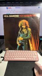 NEIL DIAMOND - HOT AUGUST NIGHT  - UNI MELODİ RECORDS 33'LÜK LONG PLAY 1973 - YERLİ BASKI - VINLY - KAPAKTA ÜSTTE RUTUBET KAYNAKLI YIPRANMA VAR