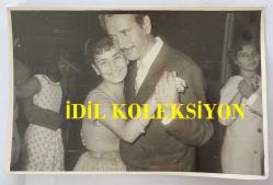 YEŞİLÇAM'IN EFSANE DUBLAJ SANATÇISI ABDURRAHMAN PALAY'IN ORİJİNAL FOTOĞRAFI - 18 x 12 cm EBADINDA - ABDURRAHMAN PALAY DANS EDERKEN ÇEKİLMİŞ BİR KARE