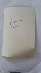 YEŞİLÇAM'IN EFSANE DUBLAJ SANATÇISI ABDURRAHMAN PALAY'IN ORİJİNAL FOTOĞRAFI - 18 x 12 cm EBADINDA - ABDURRAHMAN PALAY İÇKİ TAKDİM EDERKEN ÇEKİLMİŞ BİR KARE