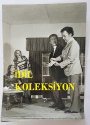 YEŞİLÇAM'IN EFSANE DUBLAJ SANATÇISI ABDURRAHMAN PALAY'IN ORİJİNAL FOTOĞRAFI - 18 x 12 cm EBADINDA - ABDURRAHMAN PALAY, YALÇIN AKÇAY'IN ''CENDERE'' İSİMLİ OYUNUNDA SAHNEDEYKEN ÇEKİLMİŞ BİR KARE. 7 ARALIK 1973