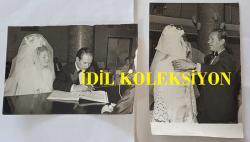 YEŞİLÇAM'IN EFSANE DUBLAJ SANATÇISI ABDURRAHMAN PALAY'IN ORİJİNAL 2'Lİ FOTOĞRAF SETİ - 18 x 12 cm EBADINDA - ABDURRAHMAN PALAY EVLENDİĞİ GÜN EŞİYLE BİRLİKTE NİKAH DEFTERİNE İMZA ATIP GELİNLİK DUVAĞINI AÇARKEN ÇEKİLMİŞ 2 FARKLI KARE