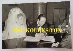 YEŞİLÇAM'IN EFSANE DUBLAJ SANATÇISI ABDURRAHMAN PALAY'IN ORİJİNAL 2'Lİ FOTOĞRAF SETİ - 18 x 12 cm EBADINDA - ABDURRAHMAN PALAY EVLENDİĞİ GÜN EŞİYLE BİRLİKTE NİKAH DEFTERİNE İMZA ATIP GELİNLİK DUVAĞINI AÇARKEN ÇEKİLMİŞ 2 FARKLI KARE