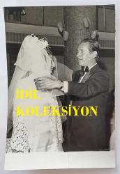 YEŞİLÇAM'IN EFSANE DUBLAJ SANATÇISI ABDURRAHMAN PALAY'IN ORİJİNAL 2'Lİ FOTOĞRAF SETİ - 18 x 12 cm EBADINDA - ABDURRAHMAN PALAY EVLENDİĞİ GÜN EŞİYLE BİRLİKTE NİKAH DEFTERİNE İMZA ATIP GELİNLİK DUVAĞINI AÇARKEN ÇEKİLMİŞ 2 FARKLI KARE