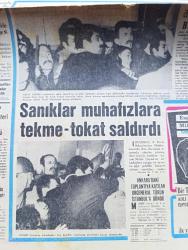 Hürriyet Gazetesi - Turkish Newspaper - 4 aralık 1971 - 14 bakanın kabineden çekilmesi üzerine Nihat Erim istifa etti - Mahir Çayan'ın arkadaşları hep birlikte ayaklanıp askerlerle kavga etmişlerdir Fotoğrafı - Sanıklar muhafızlara tekme tokat saldırdı - idamı istenen sanıklardan Rüçhan Manas askerlere bağırırken mahkeme başkanı Albay Vecdi Müftüoğlu araya girdi fotoğraf -İstanbul 3 nolu Sıkıyönetim mahkemesinde Dün duruşma sırasında çıkan olaylar -Nihat Erim Adalet Partisi Genel Sekreteri Nizamettin Erkmen ile görüştü - Süleyman Demirel Mütalaa serdedecek durumda değilim dedi - Mahir Çayan ve 4 arkadaşının kaçma olayı ile ilgili 11 asker tutuklandı - Tarkan yazan ve çizen Sezgin Burak - gurbetteki sevgili yazan ve çizen Faruk Geç - Orgeneral Faik Türün İstanbul'a döndü - İstanbul İzmir Ankara Radyosu Programı - 14 bakan 26 Mart'tan 3 Aralığa kadar Erim kabinesinde kaldı - Başbakan yardımcısı Sadi Koçaş Fotoğrafı - İçişleri Bakanı Osman Olcay fotoğraf - Ulaştırma Bakanı Cahit Karakaş -