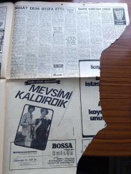 Hürriyet Gazetesi - Turkish Newspaper - 4 aralık 1971 - 14 bakanın kabineden çekilmesi üzerine Nihat Erim istifa etti - Mahir Çayan'ın arkadaşları hep birlikte ayaklanıp askerlerle kavga etmişlerdir Fotoğrafı - Sanıklar muhafızlara tekme tokat saldırdı - idamı istenen sanıklardan Rüçhan Manas askerlere bağırırken mahkeme başkanı Albay Vecdi Müftüoğlu araya girdi fotoğraf -İstanbul 3 nolu Sıkıyönetim mahkemesinde Dün duruşma sırasında çıkan olaylar -Nihat Erim Adalet Partisi Genel Sekreteri Nizamettin Erkmen ile görüştü - Süleyman Demirel Mütalaa serdedecek durumda değilim dedi - Mahir Çayan ve 4 arkadaşının kaçma olayı ile ilgili 11 asker tutuklandı - Tarkan yazan ve çizen Sezgin Burak - gurbetteki sevgili yazan ve çizen Faruk Geç - Orgeneral Faik Türün İstanbul'a döndü - İstanbul İzmir Ankara Radyosu Programı - 14 bakan 26 Mart'tan 3 Aralığa kadar Erim kabinesinde kaldı - Başbakan yardımcısı Sadi Koçaş Fotoğrafı - İçişleri Bakanı Osman Olcay fotoğraf - Ulaştırma Bakanı Cahit Karakaş -