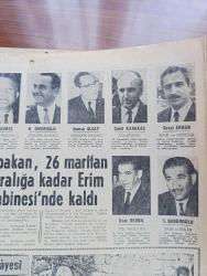 Hürriyet Gazetesi - Turkish Newspaper - 4 aralık 1971 - 14 bakanın kabineden çekilmesi üzerine Nihat Erim istifa etti - Mahir Çayan'ın arkadaşları hep birlikte ayaklanıp askerlerle kavga etmişlerdir Fotoğrafı - Sanıklar muhafızlara tekme tokat saldırdı - idamı istenen sanıklardan Rüçhan Manas askerlere bağırırken mahkeme başkanı Albay Vecdi Müftüoğlu araya girdi fotoğraf -İstanbul 3 nolu Sıkıyönetim mahkemesinde Dün duruşma sırasında çıkan olaylar -Nihat Erim Adalet Partisi Genel Sekreteri Nizamettin Erkmen ile görüştü - Süleyman Demirel Mütalaa serdedecek durumda değilim dedi - Mahir Çayan ve 4 arkadaşının kaçma olayı ile ilgili 11 asker tutuklandı - Tarkan yazan ve çizen Sezgin Burak - gurbetteki sevgili yazan ve çizen Faruk Geç - Orgeneral Faik Türün İstanbul'a döndü - İstanbul İzmir Ankara Radyosu Programı - 14 bakan 26 Mart'tan 3 Aralığa kadar Erim kabinesinde kaldı - Başbakan yardımcısı Sadi Koçaş Fotoğrafı - İçişleri Bakanı Osman Olcay fotoğraf - Ulaştırma Bakanı Cahit Karakaş -