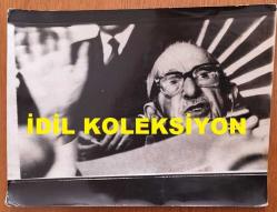 TÜRKİYE CUMHURİYETİ 2. CUMHURBAŞKANI İSMET İNÖNÜ'NÜN ORİJİNAL BÜYÜK BOY AJANS-BASIN FOTOĞRAFI - 24 x 18 cm EBADINDA - İSMET İNÖNÜ, CUMHURİYET HALK PARTİSİ (CHP) MECLİS KÜRSÜSÜNDE KONUŞMA YAPARKEN ÇEKİLMİŞ BİR KARE