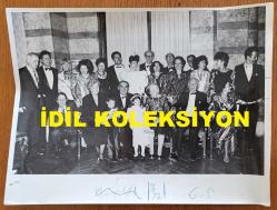 İSMET İNÖNÜ AİLESİNİN ORİJİNAL BÜYÜK BOY FOTOĞRAFI - 24 x 18 cm EBADINDA - BİR DÜĞÜN SIRASINDA İNÖNÜ AİLESİNİN GELİN ve DAMATLA BİRLİKTE TOPLUCA ÇEKTİRDİKLERİ BİR HATIRA FOTOĞRAFI. MEVHİBE İNÖNÜ, ERDAL İNÖNÜ ve EŞİ SEVİNÇ İNÖNÜ, ÖMER İNÖNÜ ve EŞİ ENGİN İNÖNÜ, İSMET İNÖNÜ'NÜN KIZI ÖZDEN İNÖNÜ (TOKER) ve EŞİ GAZETECİ METİN TOKER, BU KARE İÇİNDE DİKKAT ÇEKEN İSİMLERDİR