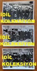 TÜRKİYE CUMHURİYETİ 2. CUMHURBAŞKANI İSMET İNÖNÜ'NÜN ÖLÜM YILDÖNÜMÜ OLAN 25 ARALIK 1979'DA DÜZENLENEN ANMA TÖRENİNDE İNÖNÜ AİLESİNİN BİR ARADA OLDUĞU ANLARIN ORİJİNAL 3'LÜ FOTOĞRAF SETİ - 18 x 12 cm EBADINDA - MEVHİBE İNÖNÜ, ÖMER İNÖNÜ, ERDAL İNÖNÜ ve İNÖNÜ AİLESİNİN MENSUPLARI BİR ARADAYKEN ÇEKİLMİŞ 3 FARKLI KARE. 1979