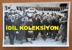 TÜRKİYE CUMHURİYETİ 2. CUMHURBAŞKANI İSMET İNÖNÜ'NÜN ÖLÜM YILDÖNÜMÜ OLAN 25 ARALIK 1979'DA DÜZENLENEN ANMA TÖRENİNDE İNÖNÜ AİLESİNİN BİR ARADA OLDUĞU ANLARIN ORİJİNAL 3'LÜ FOTOĞRAF SETİ - 18 x 12 cm EBADINDA - MEVHİBE İNÖNÜ, ÖMER İNÖNÜ, ERDAL İNÖNÜ ve İNÖNÜ AİLESİNİN MENSUPLARI BİR ARADAYKEN ÇEKİLMİŞ 3 FARKLI KARE. 1979
