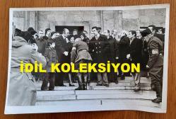 TÜRKİYE CUMHURİYETİ 2. CUMHURBAŞKANI İSMET İNÖNÜ'NÜN ÖLÜM YILDÖNÜMÜ OLAN 25 ARALIK 1979'DA DÜZENLENEN ANMA TÖRENİNDE İNÖNÜ AİLESİNİN BİR ARADA OLDUĞU ANLARIN ORİJİNAL 3'LÜ FOTOĞRAF SETİ - 18 x 12 cm EBADINDA - MEVHİBE İNÖNÜ, ÖMER İNÖNÜ, ERDAL İNÖNÜ ve İNÖNÜ AİLESİNİN MENSUPLARI BİR ARADAYKEN ÇEKİLMİŞ 3 FARKLI KARE. 1979