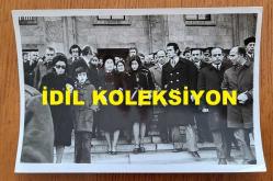TÜRKİYE CUMHURİYETİ 2. CUMHURBAŞKANI İSMET İNÖNÜ'NÜN ÖLÜM YILDÖNÜMÜ OLAN 25 ARALIK 1979'DA DÜZENLENEN ANMA TÖRENİNDE İNÖNÜ AİLESİNİN BİR ARADA OLDUĞU ANLARIN ORİJİNAL 3'LÜ FOTOĞRAF SETİ - 18 x 12 cm EBADINDA - MEVHİBE İNÖNÜ, ÖMER İNÖNÜ, ERDAL İNÖNÜ ve İNÖNÜ AİLESİNİN MENSUPLARI BİR ARADAYKEN ÇEKİLMİŞ 3 FARKLI KARE. 1979