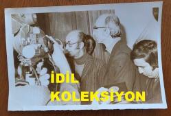 TÜRKİYE CUMHURİYETİ 2. CUMHURBAŞKANI İSMET İNÖNÜ'NÜN OĞULLARI ÖMER İNÖNÜ ve ERDAL İNÖNÜ'NÜN ORİJİNAL FOTOĞRAFI - 18 x 12 cm EBADINDA - ÖMER İNÖNÜ ve ERDAL İNÖNÜ BASIN TOPLANTISINDA AYNI KAREDELER