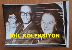 TÜRKİYE CUMHURİYETİ 2. CUMHURBAŞKANI İSMET İNÖNÜ'NÜN AİLESİNİN ORİJİNAL AJANS-BASIN FOTOĞRAFI - 18 x 12 cm EBADINDA - MEVHİBE İNÖNÜ ve ÖMER İNÖNÜ OTOMOBİLİN İÇİNDE POZ VERİRLERKEN