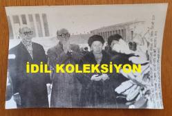 TÜRKİYE CUMHURİYETİ 2. CUMHURBAŞKANI İSMET İNÖNÜ'NÜN AİLESİNİN ORİJİNAL AJANS-BASIN FOTOĞRAFI - 18 x 12 cm EBADINDA - MEVHİBE İNÖNÜ, ERDAL İNÖNÜ ve ÖMER İNÖNÜ, ANITKABİR'E GİDİP BABALARININ ANMA TÖRENİNE KATILIRKEN, 1984