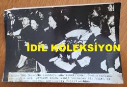 TÜRKİYE CUMHURİYETİ 2. CUMHURBAŞKANI İSMET İNÖNÜ'NÜN AİLESİNİN ORİJİNAL AJANS-BASIN FOTOĞRAFI - 18 x 12 cm EBADINDA - MEVHİBE İNÖNÜ, İSMET İNÖNÜ'YÜ ANMA KONSERİNDE CUMHURBAŞKANI FAHRİ KORUTÜRK'LE AYNI KAREDE