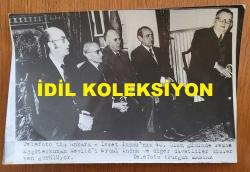 TÜRKİYE CUMHURİYETİ 2. CUMHURBAŞKANI İSMET İNÖNÜ'NÜN AİLESİNİN ORİJİNAL AJANS-BASIN FOTOĞRAFI - 18 x 12 cm EBADINDA - İSMET İNÖNÜ'NÜN ÖLÜMÜNÜN 40. GÜNÜNDE PEMBE KÖŞKTE OKUNAN MEVLİD SIRASINDA ÖMER İNÖNÜ ve KATILIMCILAR GÖRÜLÜYOR. 1973