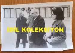 TÜRKİYE CUMHURİYETİ 2. CUMHURBAŞKANI İSMET İNÖNÜ'NÜN AİLESİNİN ORİJİNAL AJANS-BASIN FOTOĞRAFI - 18 x 12 cm EBADINDA - İSMET İNÖNÜ'NÜN KIZI ÖZDEN TOKER, OĞLU ERDAL İNÖNÜ ve SENATÖR CİHAT ALPAN, ANITKABİR'DEN AYRILIRKEN ÇEKİLMİŞ BİR KARE. 26 ARALIK 1973