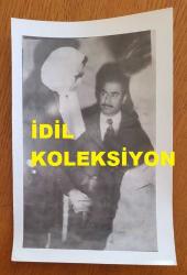 TÜRKİYE CUMHURİYETİ 2. CUMHURBAŞKANI İSMET İNÖNÜ'NÜN AİLESİNİN ORİJİNAL AJANS-BASIN FOTOĞRAFI - 18 x 12 cm EBADINDA - İSMET İNÖNÜ'NÜN KIZI ÖZDEN TOKER, MEVLİD SIRASINDA