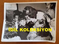 TÜRKİYE CUMHURİYETİ 2. CUMHURBAŞKANI İSMET İNÖNÜ'NÜN AİLESİNİN ORİJİNAL BÜYÜK BOY FOTOĞRAFI - 24 x 18 cm EBADINDA - İSMET İNÖNÜ'NÜN TORUNU EREN İNÖNÜ OKULDA ARKADAŞLARININ ARASINDAYKEN ÇEKİLMİŞ NET KALİTEDE BİR FOTOĞRAF