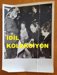 TÜRKİYE CUMHURİYETİ 2. CUMHURBAŞKANI İSMET İNÖNÜ'NÜN AİLESİNİN ORİJİNAL BÜYÜK BOY FOTOĞRAFI - 24 x 18 cm EBADINDA - İSMET İNÖNÜ'NÜN EŞİ MEHVİBE İNÖNÜ ve CEVDET SUNAY'IN EŞİ ATIFET SUNAY GENÇ BİR KADININ ÜZERİNDEKİ YÖRESEL KIYAFETE BAKARKEN ÇEKİLMİŞ BİR KARE