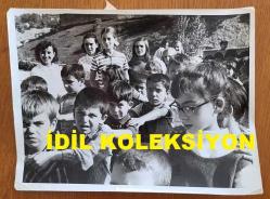 TÜRKİYE CUMHURİYETİ 2. CUMHURBAŞKANI İSMET İNÖNÜ'NÜN AİLESİNİN ORİJİNAL BÜYÜK BOY FOTOĞRAFI - 24 x 18 cm EBADINDA - İSMET İNÖNÜ'NÜN TORUNU EREN İNÖNÜ OKULDA ARKADAŞLARININ ARASINDAYKEN ÇEKİLMİŞ NET KALİTEDE BİR FOTOĞRAF