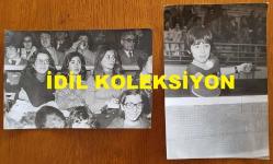 TÜRKİYE CUMHURİYETİ 2. CUMHURBAŞKANI İSMET İNÖNÜ'NÜN AİLESİNİN ORİJİNAL 2'Lİ FOTOĞRAF SETİ - 18 x 12 cm EBADINDA - İSMET İNÖNÜ'NÜN TORUNU GÜÇLÜ TOKER MASA TENİSİ OYNARKEN KENDİSİNİ TRİBÜNDEN İZLEYEN NURPERİ TOKER ve AİLE ÜYELERİNİN YER ALDIĞI 2 FARKLI KARE. ŞUBAT 1974