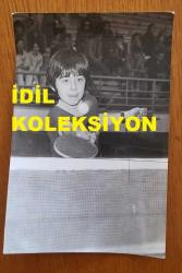 TÜRKİYE CUMHURİYETİ 2. CUMHURBAŞKANI İSMET İNÖNÜ'NÜN AİLESİNİN ORİJİNAL 2'Lİ FOTOĞRAF SETİ - 18 x 12 cm EBADINDA - İSMET İNÖNÜ'NÜN TORUNU GÜÇLÜ TOKER MASA TENİSİ OYNARKEN KENDİSİNİ TRİBÜNDEN İZLEYEN NURPERİ TOKER ve AİLE ÜYELERİNİN YER ALDIĞI 2 FARKLI KARE. ŞUBAT 1974