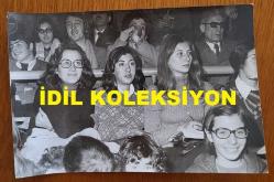 TÜRKİYE CUMHURİYETİ 2. CUMHURBAŞKANI İSMET İNÖNÜ'NÜN AİLESİNİN ORİJİNAL 2'Lİ FOTOĞRAF SETİ - 18 x 12 cm EBADINDA - İSMET İNÖNÜ'NÜN TORUNU GÜÇLÜ TOKER MASA TENİSİ OYNARKEN KENDİSİNİ TRİBÜNDEN İZLEYEN NURPERİ TOKER ve AİLE ÜYELERİNİN YER ALDIĞI 2 FARKLI KARE. ŞUBAT 1974