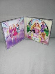 Vcd Barbie Prenses Okulu. Orijinal. Türkçe dublaj. Orijinal. Çalışmasına engel olmayan çizikler var. Baştan sona sorunsuz çalışıyor