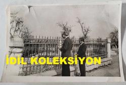 TÜRKİYE CUMHURİYETİ 2. CUMHURBAŞKANI İSMET İNÖNÜ'NÜN AİLESİNİN ORİJİNAL FOTOĞRAFI - 18 x 12 cm EBADINDA - İNÖNÜ ÜNİVERSİTESİ'NİN AÇILIŞI İÇİN MALATYA'YA GELEN ERDAL İNÖNÜ, DEDESİNİN KABRİNDE DUA EDERKEN ÇEKİLMİŞ BİR KARE. 6 MART 1977