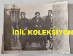 TÜRKİYE CUMHURİYETİ 2. CUMHURBAŞKANI İSMET İNÖNÜ'NÜN AİLESİNİN ORİJİNAL AJANS-BASIN FOTOĞRAFI - 15 x 12 cm EBADINDA - MEHVİBE İNÖNÜ EŞİNİN KABRİ BAŞINDA DUA EDİP KABİR ÖZEL DEFTERİNE ''CANIM PAŞACIĞIM, RUHUN ŞAD OLSUN'' YAZDI... ARALIK 1983