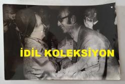 TÜRKİYE CUMHURİYETİ 2. CUMHURBAŞKANI İSMET İNÖNÜ'NÜN AİLESİNİN ORİJİNAL AJANS-BASIN FOTOĞRAFI - 18 x 12 cm EBADINDA - ÖMER İNÖNÜ, ANNESİ MEHVİBE İNÖNÜ'YE SARILIRKEN ÇEKİLMİŞ BİR KARE