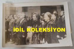 TÜRKİYE CUMHURİYETİ 2. CUMHURBAŞKANI İSMET İNÖNÜ'NÜN AİLESİNİN ORİJİNAL AJANS-BASIN FOTOĞRAFI - 18 x 12 cm EBADINDA - İSMET İNÖNÜ'NÜN ÖLÜMÜNÜN 1. YILI NEDENİYLE EŞİ MEHVİBE İNÖNÜ DEVLET ERKANIYLA BİRLİKTE SAYGI DURUŞUNDAYKEN. ARALIK 1974